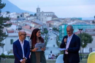 Scatti dal Premio Italia Radici nel Mondo - Toto Holding
Il concorso per racconti inediti rivolto agli italiani e alle italiane residenti all’estero e agli/alle italodiscendenti. 

I vincitori dell’edizione 2024 sono:
📌 Domenico Capilongo con “Semi” per la categoria “italodiscendente”.
📌 Elisa Kirsch con “Il Paese dove (s)fioriscono i limoni” per la categoria “nuova emigrazione”.

Sono intervenuti Vito Teti, Presidente della giuria del Premio Italia Radici nel Mondo - Toto Holding, Giuseppe Sommario (Piccolo Festival delle Spartenze, Università Cattolica del Sacro Cuore di Milano) e Giovanna Di Lello (John Fante Festival), Maxi Manzo (coordinatore Turismo delle Radici Regione Abruzzo per il MAECI), Daniele D’Amario, Sottosegretario alla Presidenza della Regione Abruzzo con delega al Turismo e alla Programmazione, Nicola Mattoscio, Presidente della Fondazione la Fondazione PescarAbruzzo, i figli di John Fante, Victoria e Jim Fante, Maxi Manzo (coordinatore Turismo delle Radici Regione Abruzzo per il MAECI), Matteo Cacco e il sindaco di Torricella Peligna Carmine Ficca. 

In collaborazione con la fondazione PescarAbruzzo e il Piccolo Festival delle Spartenze e nell’ambito delle iniziative del MAECI “2024 - Anno delle radici italiane nel mondo” 

#johnfantefest24

Ph. @josephdilellophotography