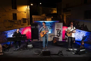 Setak in trio, Assamanù tour
Nicola Pomponi (voce e chitarra), Nazareno Pomponi (tastiere) e Alessandro Trabace (violino).

#johnfantefest24

Ph. @josephdilellophotography