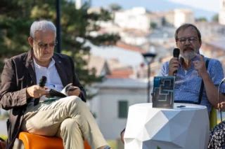 Incontro con Felipe Polleri
Lo scrittore uruguaiano presenta in anteprima italiana il suo ultimo romanzo “Grande studio su Baudelaire” (Wojtek Edizioni, 2024) con il giornalista e critico letterario Oscar Buonamano.

#johnfantefest24

Ph. @josephdilellophotography