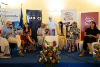 La presentazione delle finaliste del Premio John Fante Opera Prima 2024
Emanuela Anechoum, “Tangerinn” (Edizioni E/O 2024), Aurora Tamigio, “Il cognome delle donne” (Feltrinelli Editore 2023) e Monica Acito, “Uvaspina” (Bompiani 2023) con i giurati Maria Ida Gaeta (Presidente giuria), Maria Rosaria La Morgia (giornalista Rai) e Mario Cimini (Università G. d’Annunzio).

#johnfantefest24

Ph. @josephdilellophotography