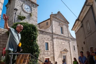 La Passeggiata fantiana, sulle tracce di Nick e John in compagnia del torricellano Antonio Piccoli e dei membri del Silvi Book Club.
#johnfantefest24

Ph. @josephdilellophotography